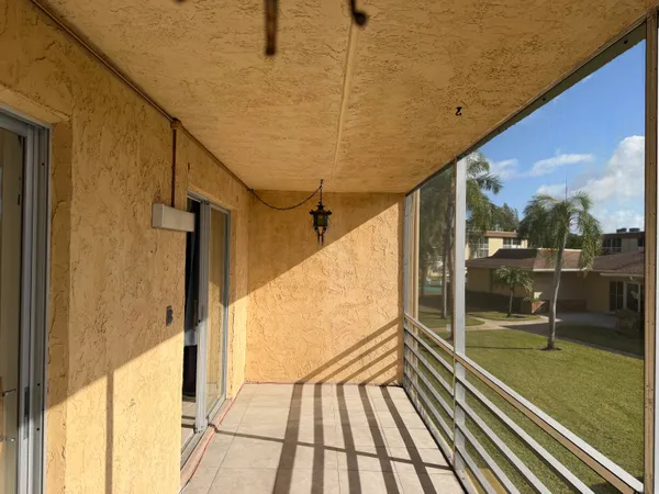 $1,450 | 500 Village Green Circle West, Unit 212, Palm Springs, FL 33461