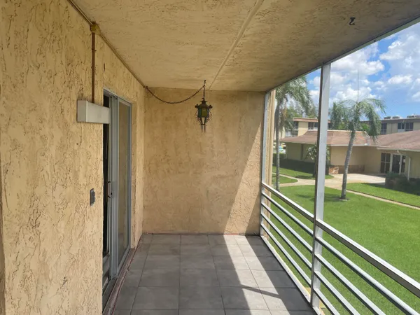 $1,450 | 500 Village Green Circle West, Unit 212, Palm Springs, FL 33461