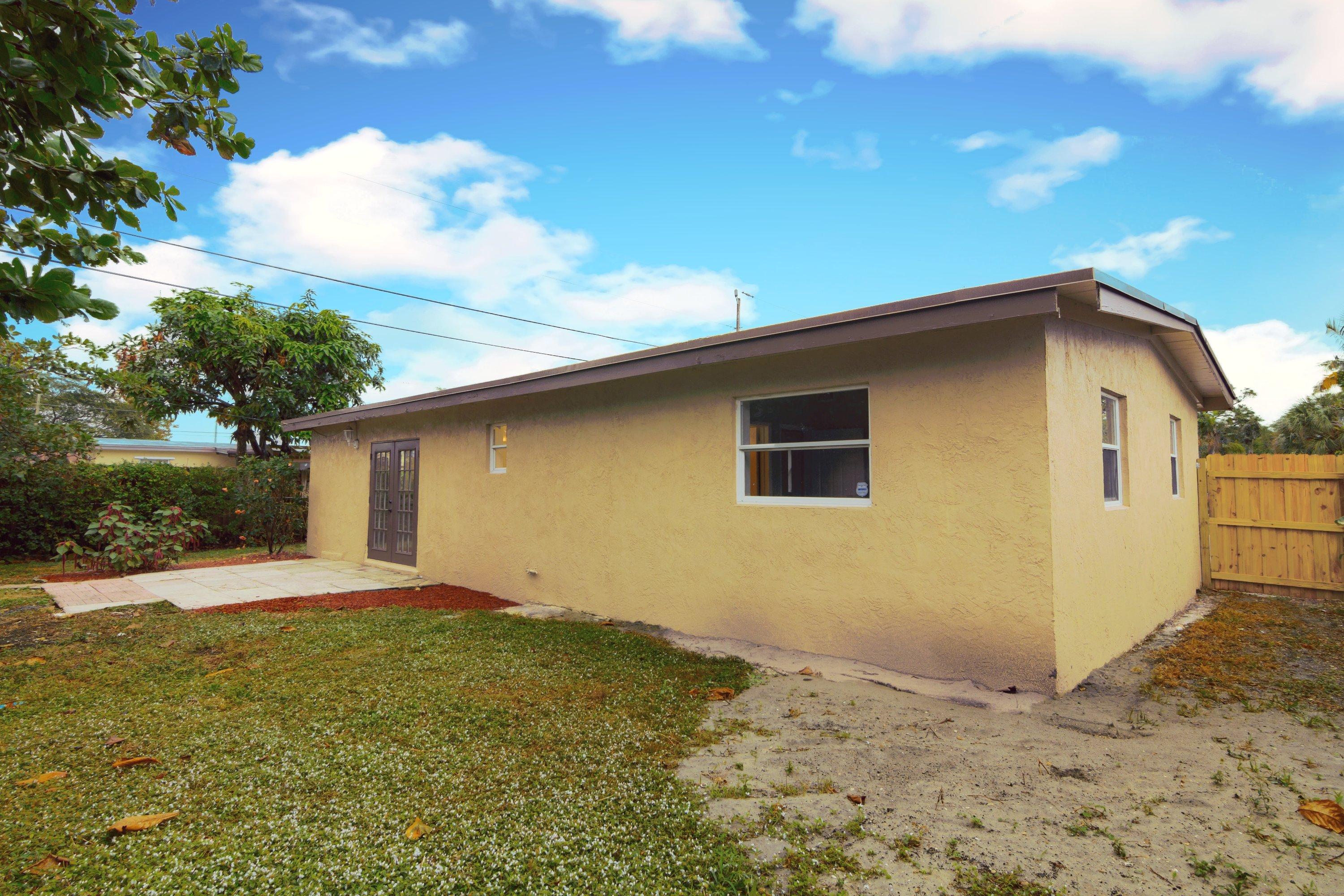 2285 Rue Road West Palm Beach, FL 33415 - Photo 20 of 21 Backyard_1