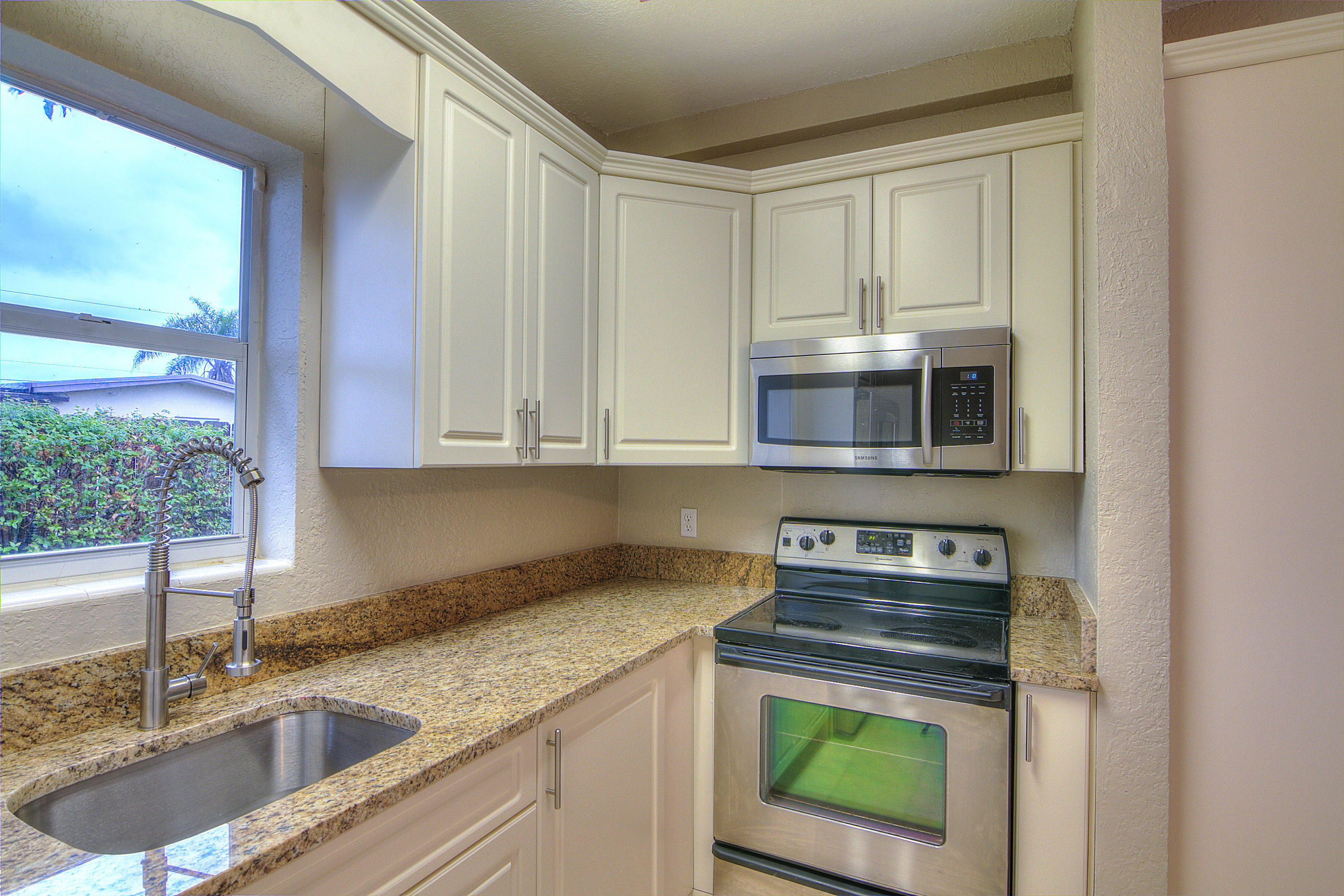 2285 Rue Road West Palm Beach, FL 33415 - Photo 5 of 21 Kitchen
