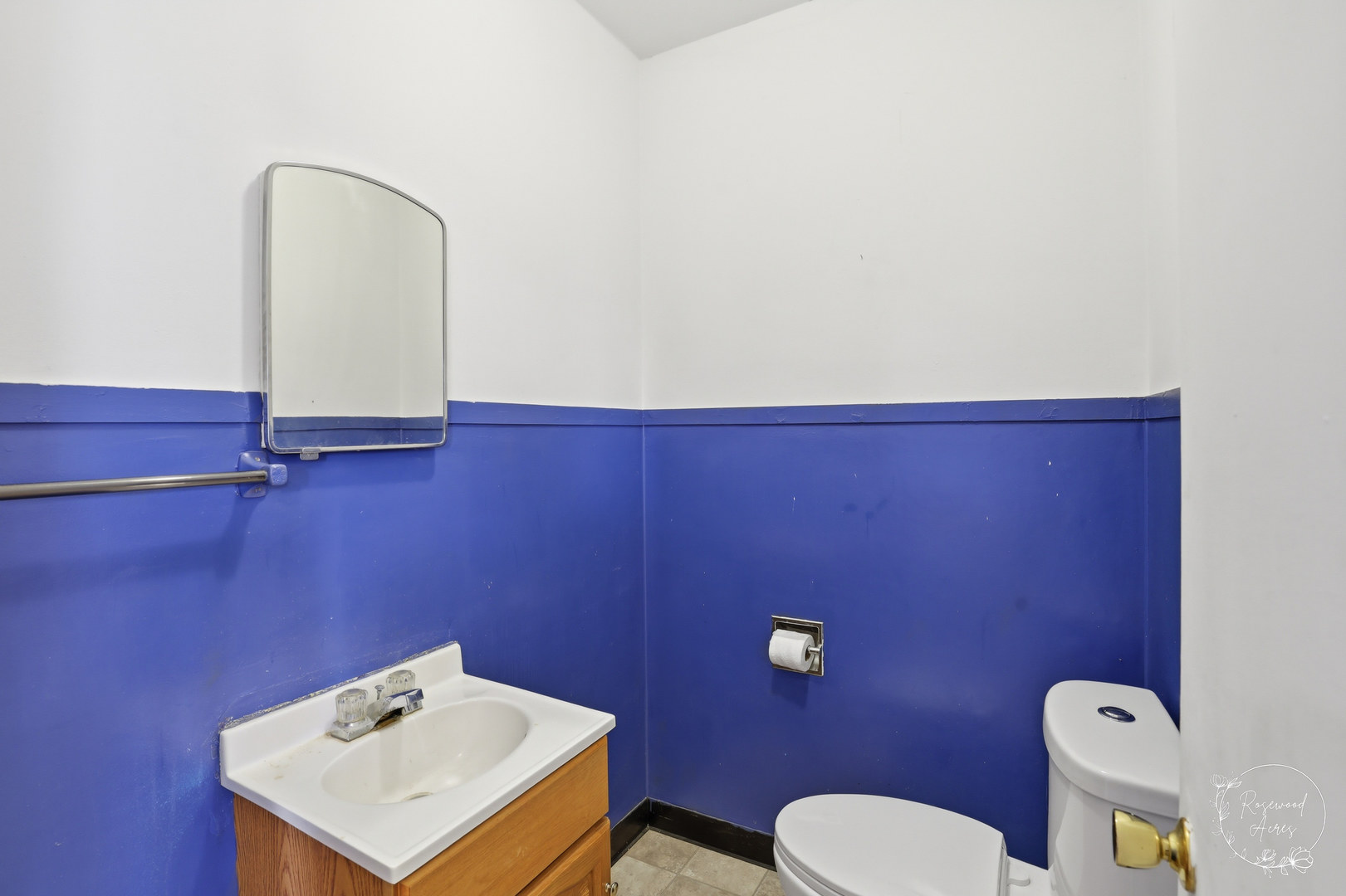 409 Main Street Crescent City, IL 60928 - Photo 11 of 22 a bathroom with a toilet a sink and mirror