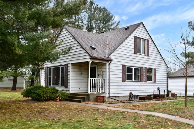 $325,000 | 812 6th Street West, Wabasha, MN 55981