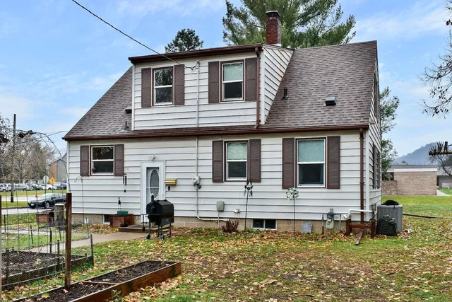 $325,000 | 812 6th Street West, Wabasha, MN 55981