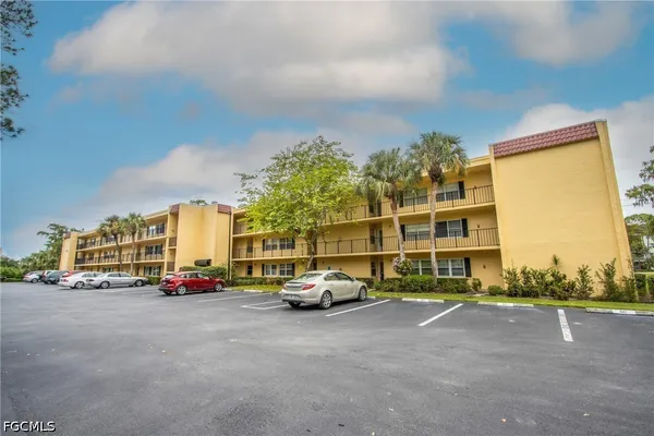 $1,899 | 1083 Forest Lakes Drive, Unit 206, Naples, FL 34105