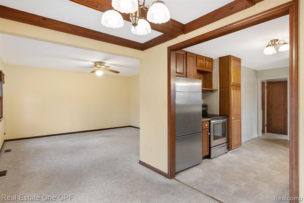 879 Roslyn Road Grosse Pointe Woods, MI 48236 - Photo 15 of 39