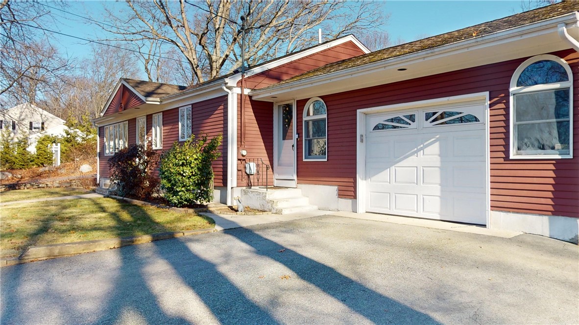 77 Iroquois Road Cumberland, RI 02864 - Photo 3 of 25