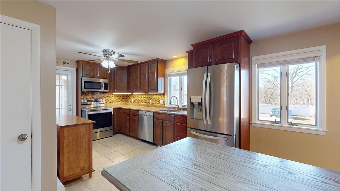 77 Iroquois Road Cumberland, RI 02864 - Photo 6 of 25