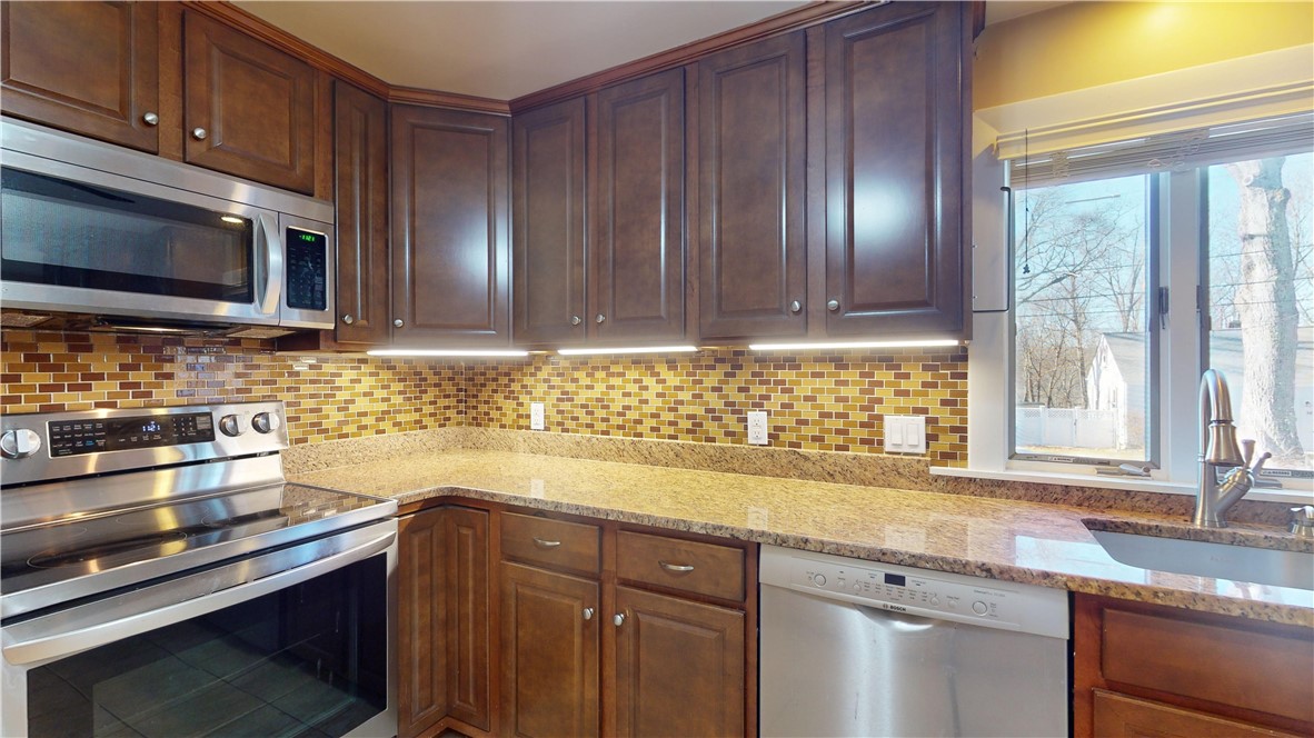 77 Iroquois Road Cumberland, RI 02864 - Photo 8 of 25