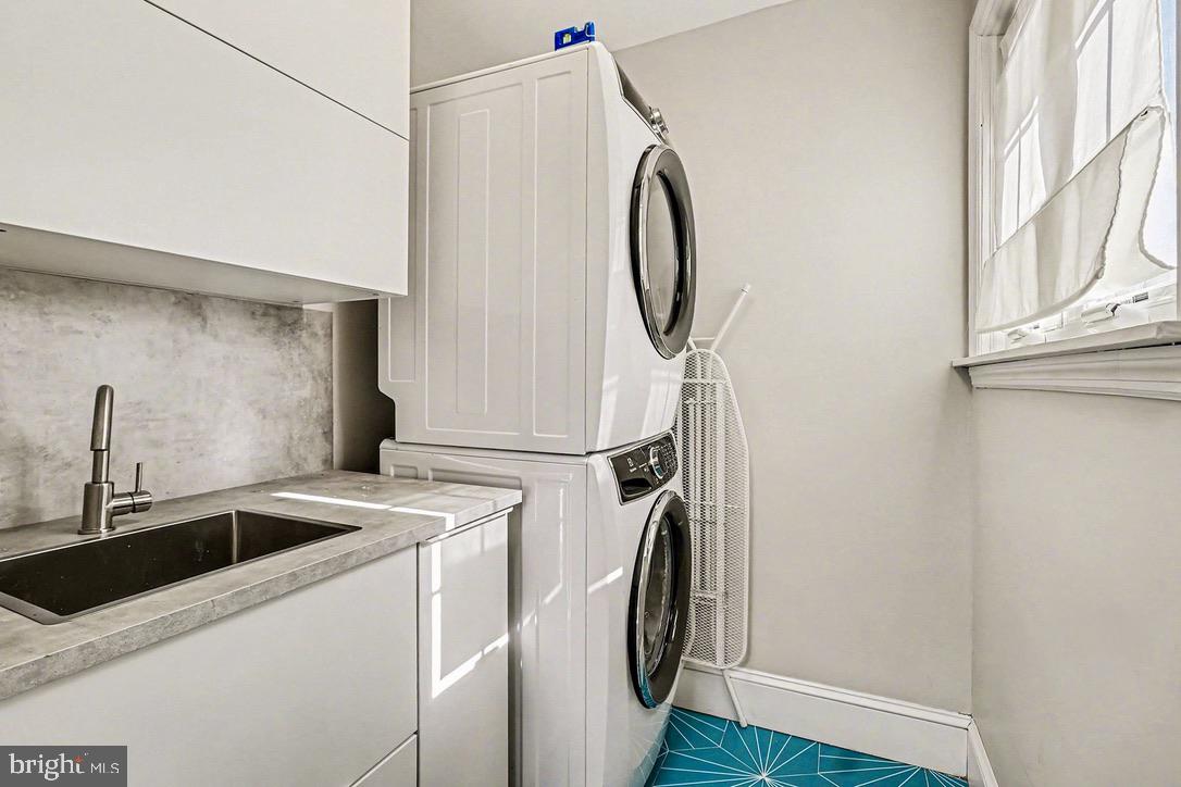 1410 Castle Avenue Philadelphia, PA 19145 - Photo 36 of 38 a utility room with dryer and washer