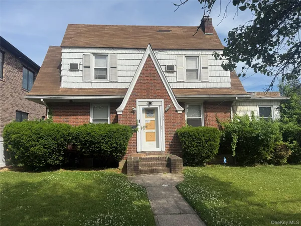 $2,200 | 203 Rockaway Parkway, Unit 2, Valley Stream, NY 11580