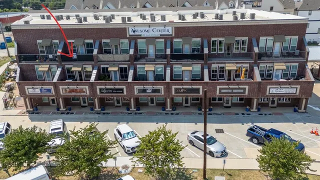 a building outdoor space with lots of cars parked in front of it