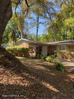 4605 Silver Ridge Drive Jacksonville, FL 32207 - Photo 2 of 6 a front view of house with yard and green space