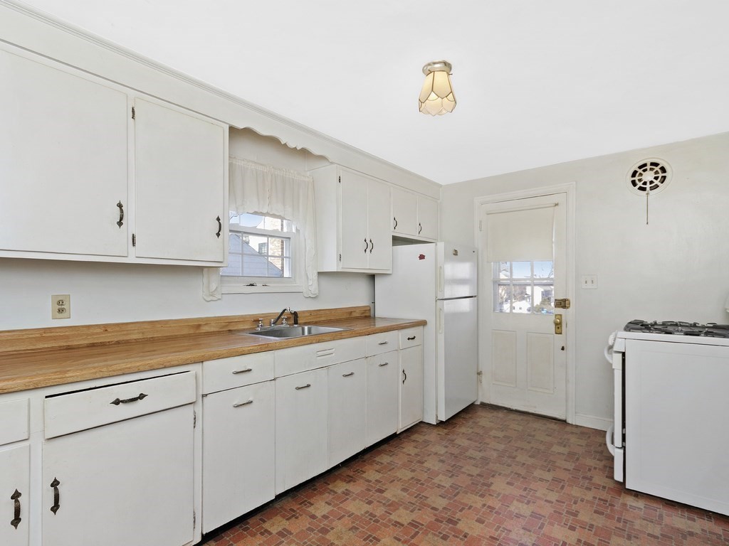 29 Magnolia Road Milton, MA 02186 - Photo 2 of 18
