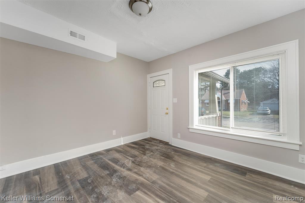 22065 Linwood Eastpointe, MI 48021 - Photo 4 of 27
