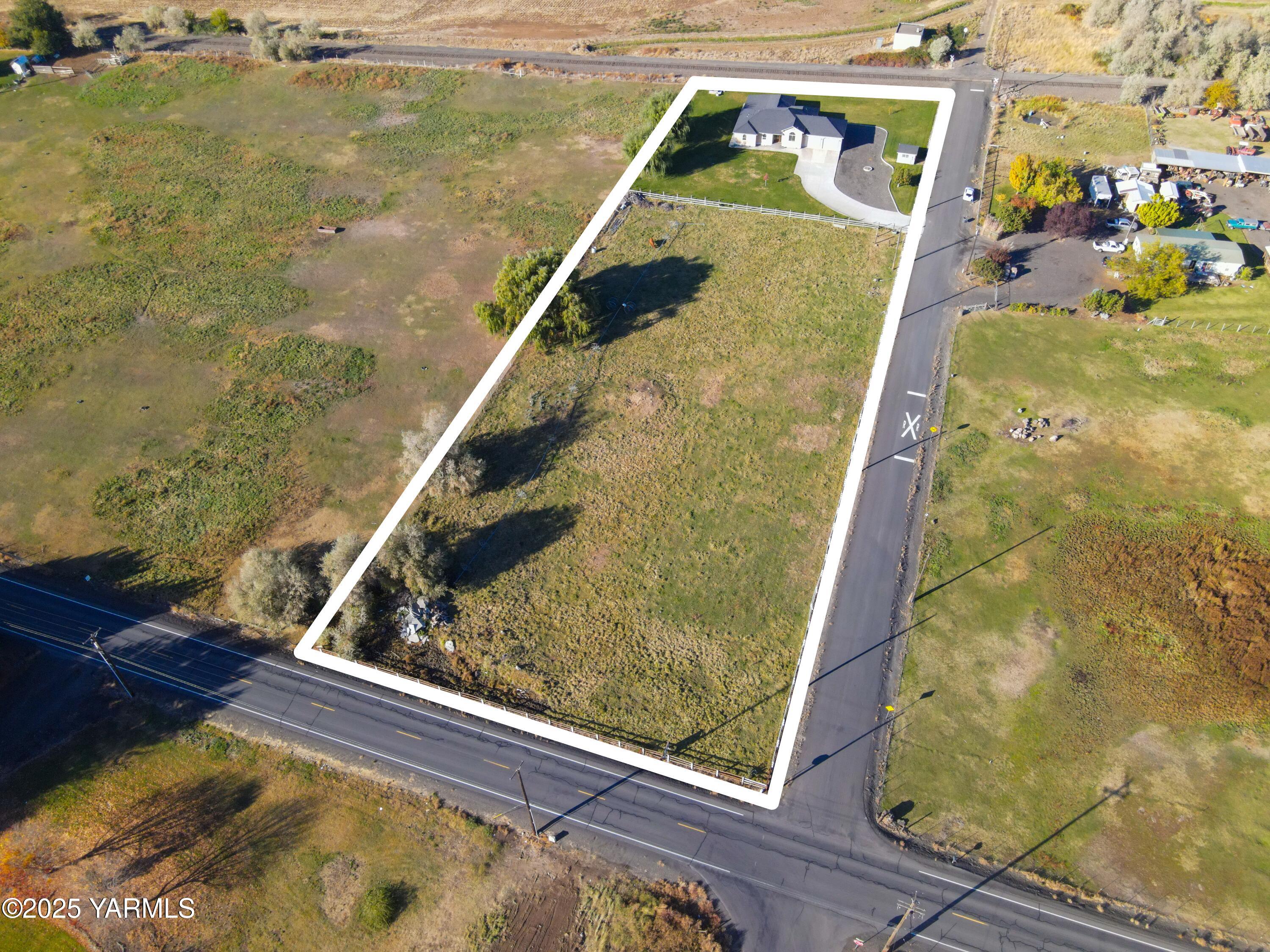 10002 North Wamba Road Prosser, WA 99350 - Photo 2 of 40 a view of swimming pool
