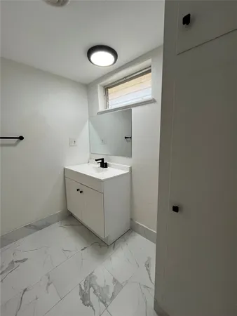 $1,100 | 3304 Red River Street, Unit 203, Austin, TX 78705