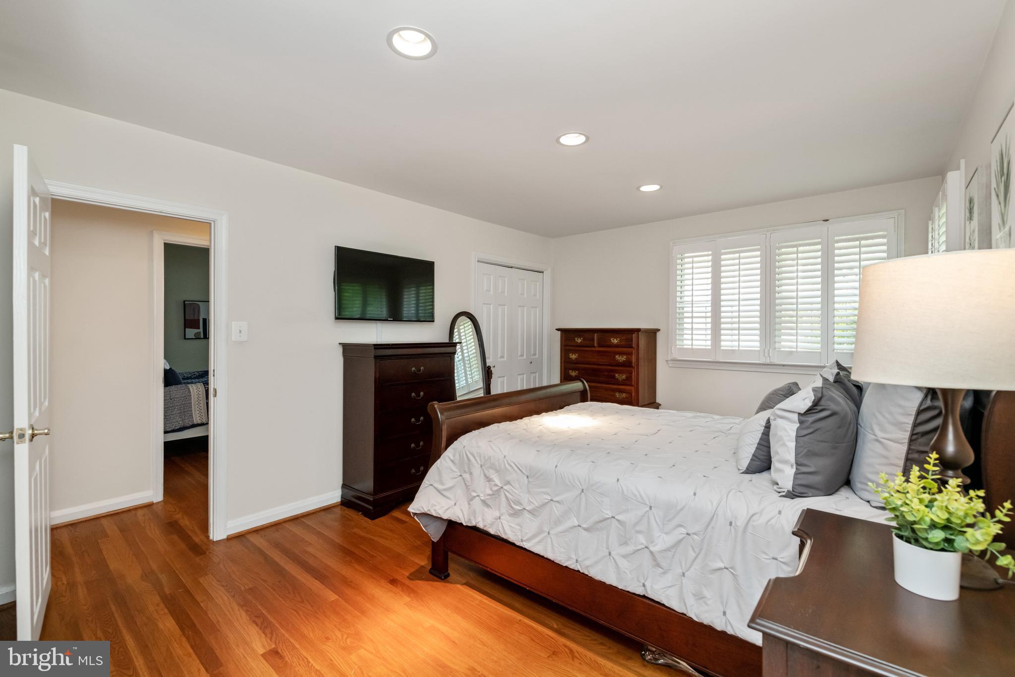 102 Ridgefield Road Lutherville-Timonium, MD 21093 - Photo 14 of 27 Primary Bedroom w/ Private Bath