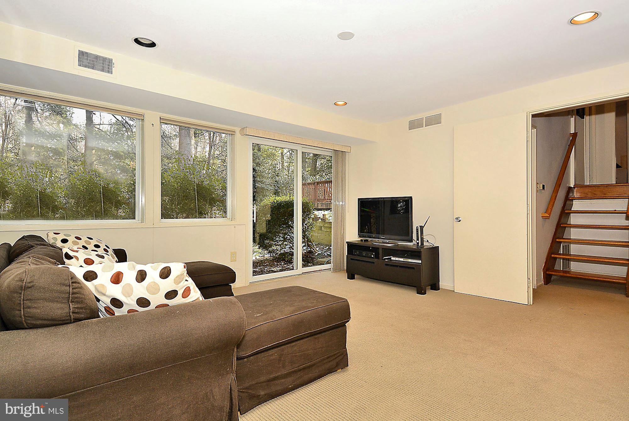 8320 Fenway Road Bethesda, MD 20817 - Photo 5 of 28 Family Room
