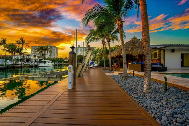 a view of empty room with a ceiling fan