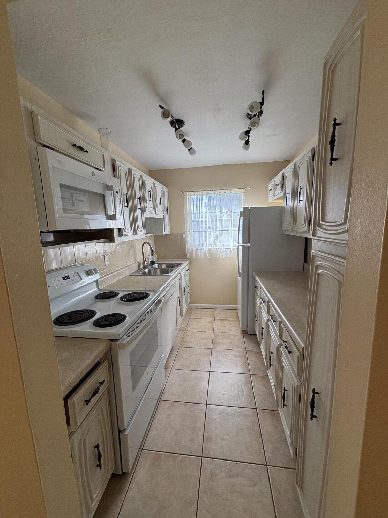 707 High Point Boulevard North, Unit C Delray Beach, FL 33445 - Photo 14 of 28 IMG_3112