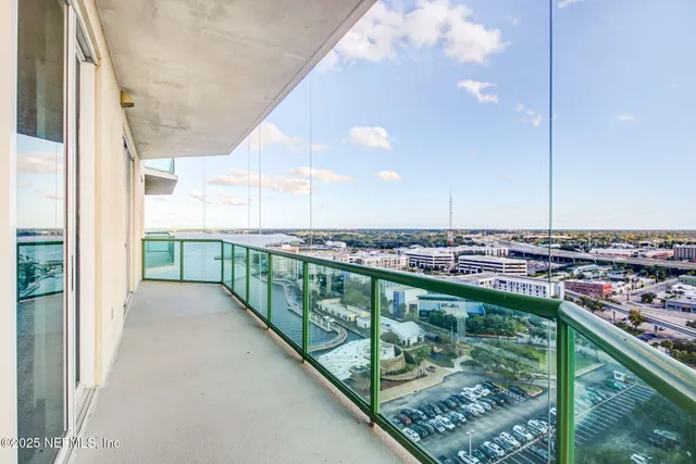 a view of entryway with washer and dryer