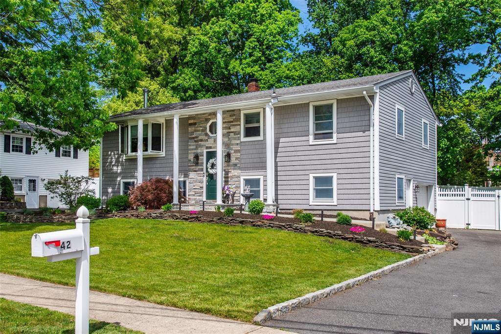 42 Summit Road Oak Ridge, NJ 07438 - Photo 3 of 39
