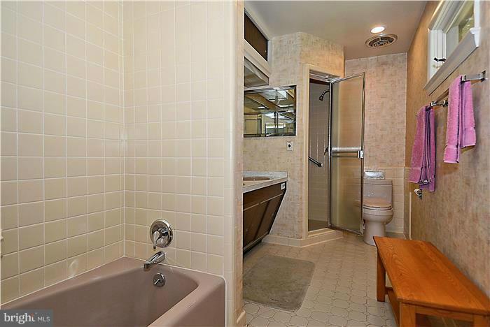 8501 Old Seven Locks Road Bethesda, MD 20817 - Photo 15 of 29 Owners Bath