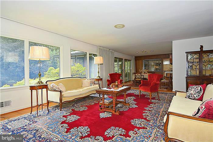 8501 Old Seven Locks Road Bethesda, MD 20817 - Photo 3 of 29 Living Room