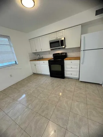 $1,800 | 111 Northwest 152nd Street, Unit 25, Miami, FL 33169