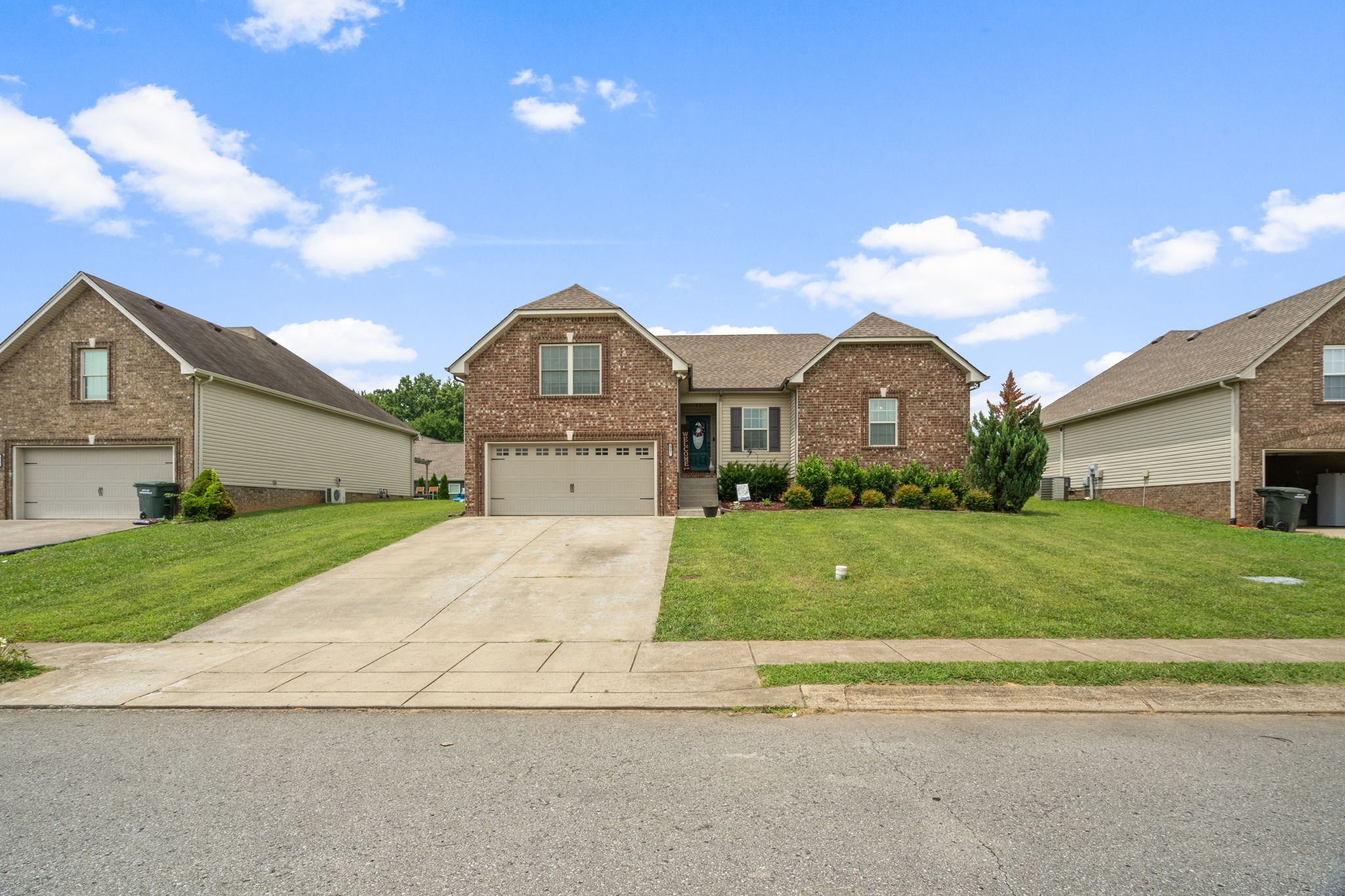 321 Brandywine Lane Springfield, TN 37172 - Photo 3 of 33 Large yard with concrete driveway!