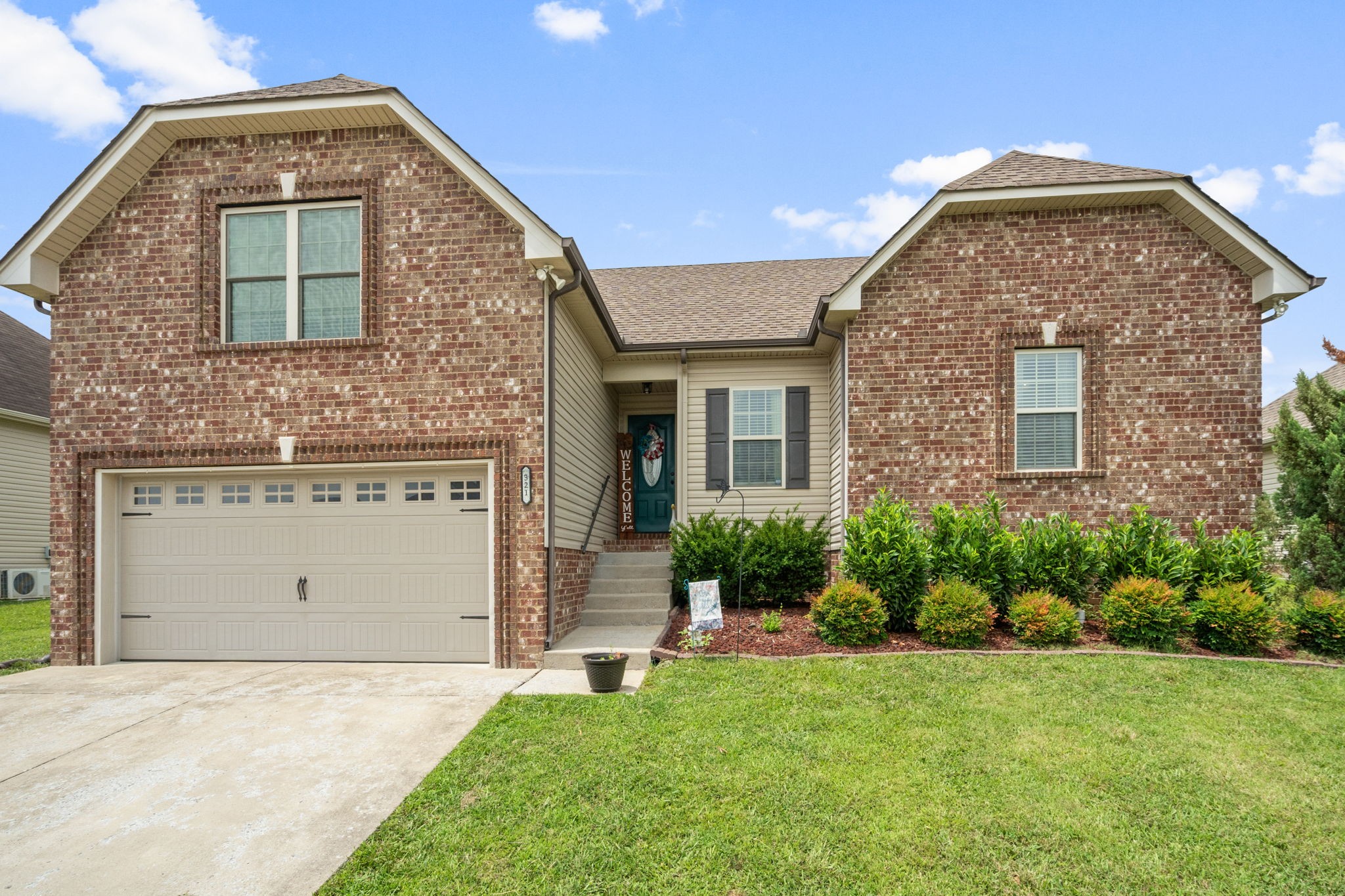 321 Brandywine Lane Springfield, TN 37172 - Photo 4 of 33 Another pic of the front! Look at the detail in the brick!