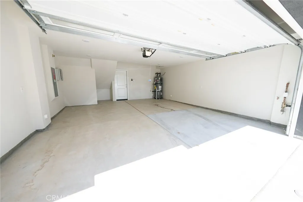 9561 Hannah Way Riverside, CA 92504 - Photo 26 of 30 Large Garage