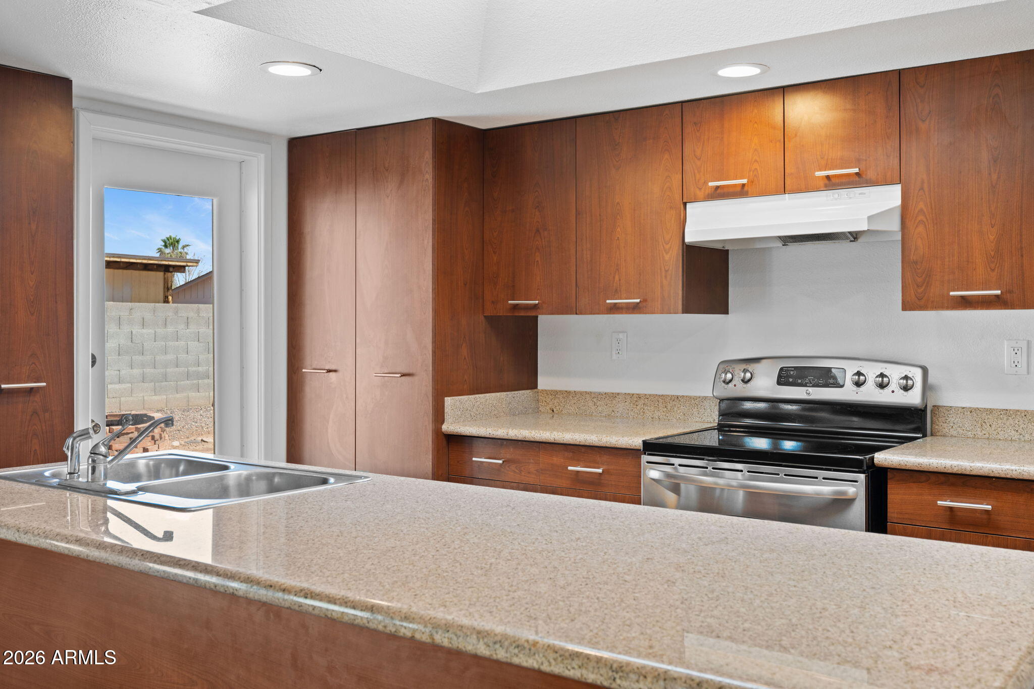 1664 East Del Rio Drive Tempe, AZ 85282 - Photo 13 of 35 Kitchen