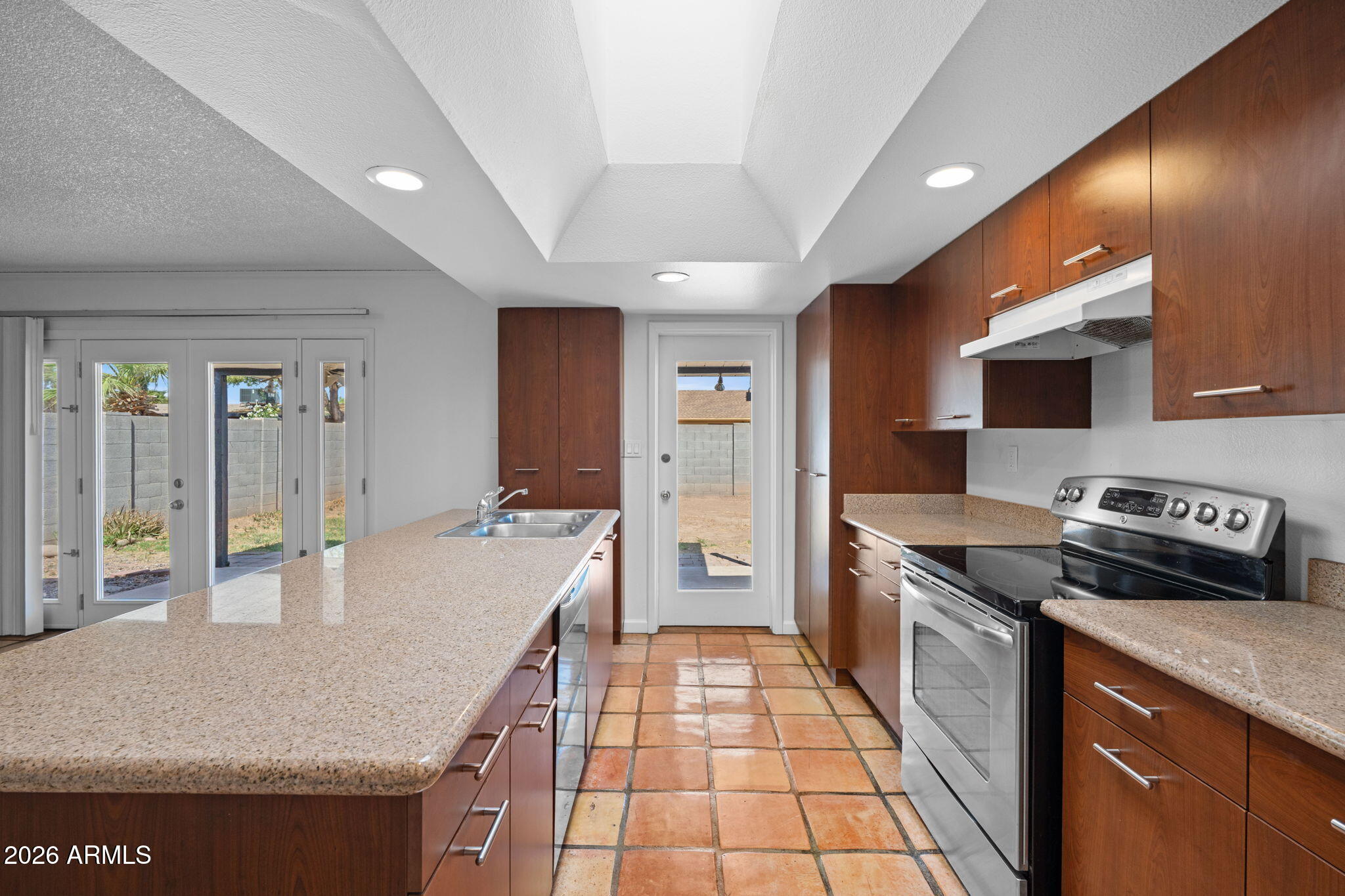 1664 East Del Rio Drive Tempe, AZ 85282 - Photo 14 of 35 Kitchen