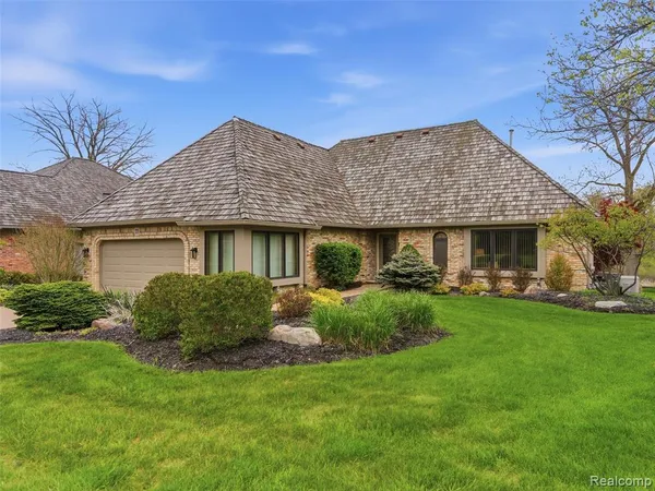 $695,000 | 23 Chateaux Du Lac, Fenton, MI 48430