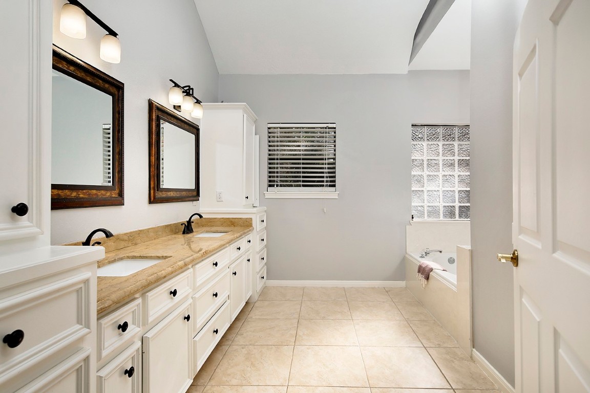 44 Lake Forest Circle Conroe, TX 77384 - Photo 25 of 49 a bathroom with a tub sink and mirror