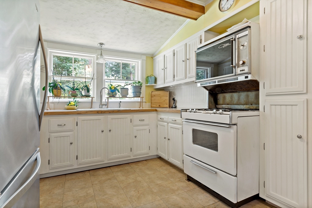 262 Peckham Road Acushnet, MA 02743 - Photo 3 of 31 Gallery Image 3