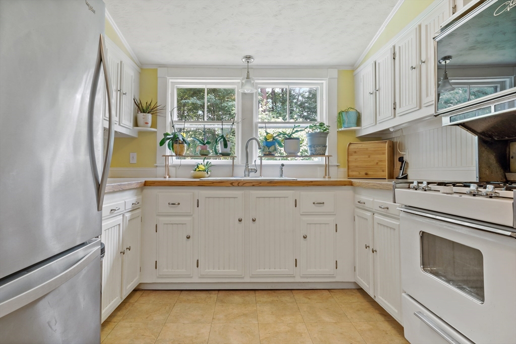 262 Peckham Road Acushnet, MA 02743 - Photo 5 of 31 Gallery Image 5