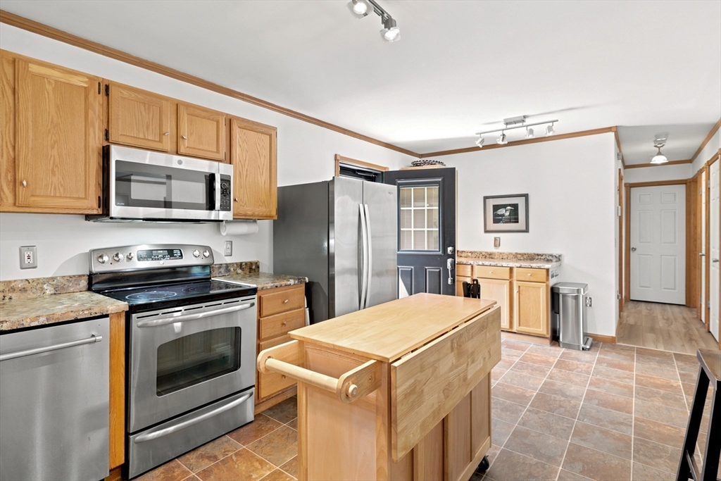 274 Strong Street Amherst, MA 01002 - Photo 5 of 37