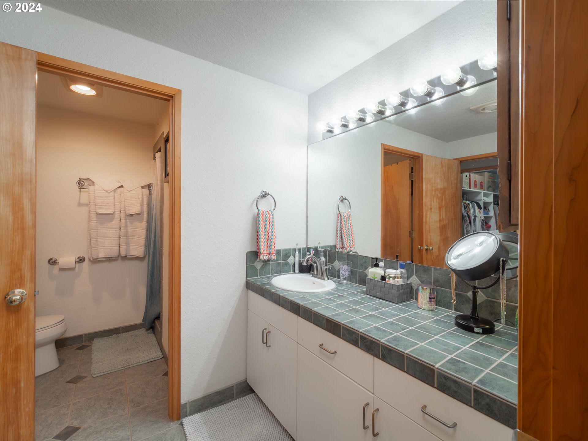 3279 Melrose Road Roseburg, OR 97471 - Photo 19 of 47 Owner's Suite Bathroom