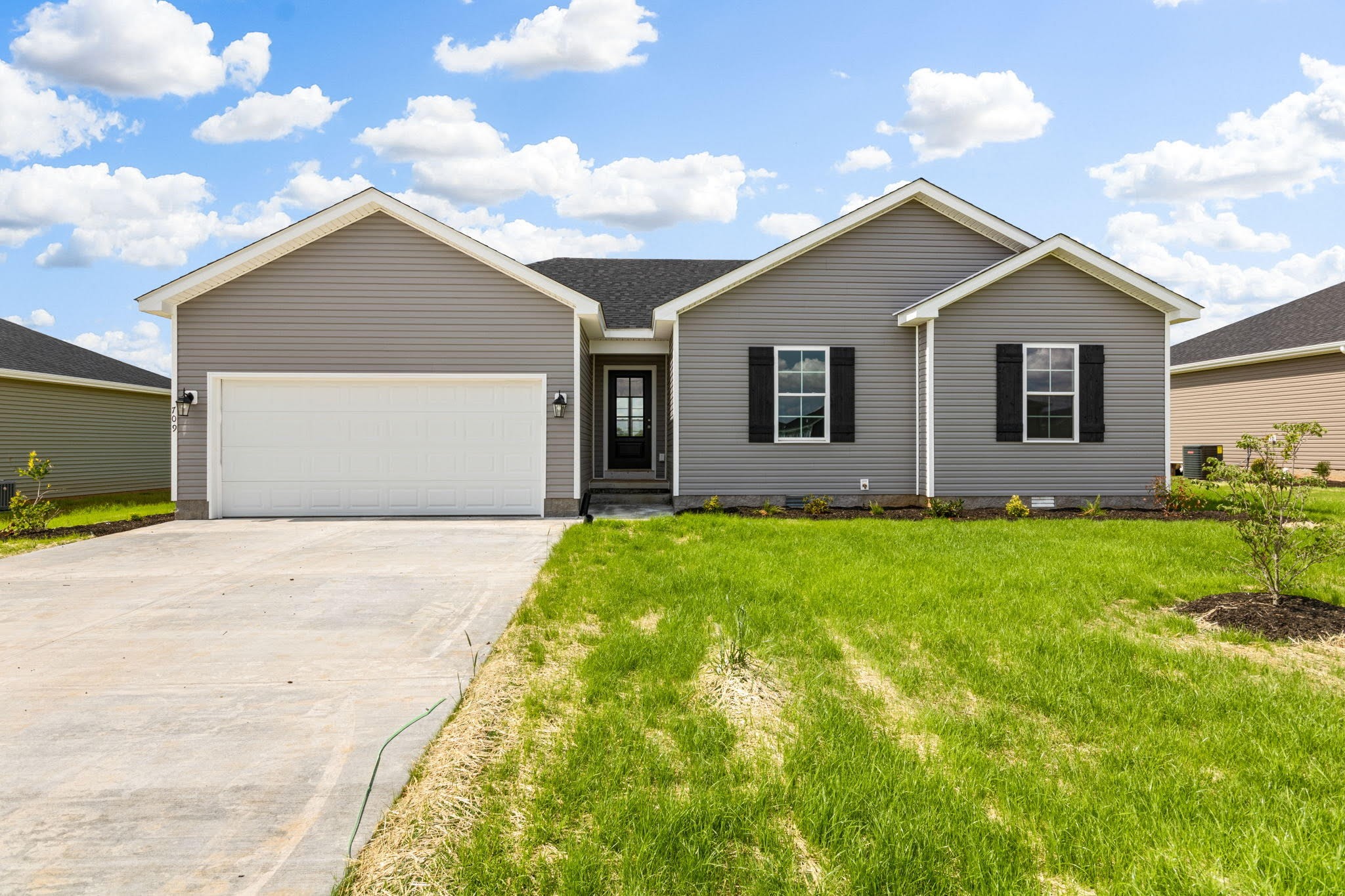 709 Victoria Way Franklin, KY 42134 - Photo 1 of 7 a front view of house with yard and green space