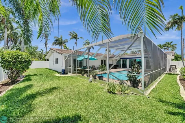 a room with lots of tables and chairs
