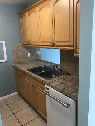 $1,900 | 1830 Abbey Road, Unit 105, West Palm Beach, FL 33415