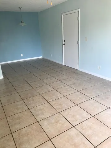 $1,900 | 1830 Abbey Road, Unit 105, West Palm Beach, FL 33415