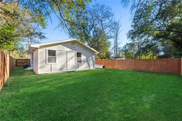 a view of a house with backyard and garden