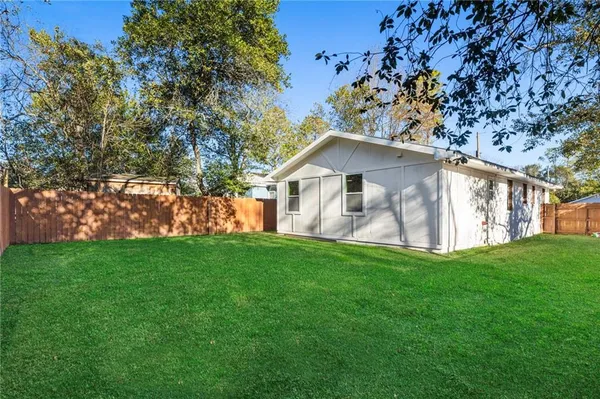 a view of a house with backyard