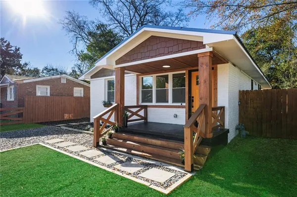 a view of backyard with deck and a garden