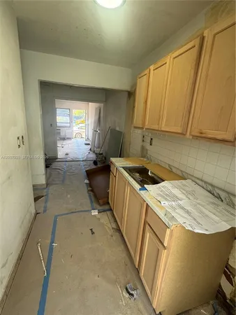 $1,500 | 7300 Harding Avenue, Unit 6, Miami Beach, FL 33141