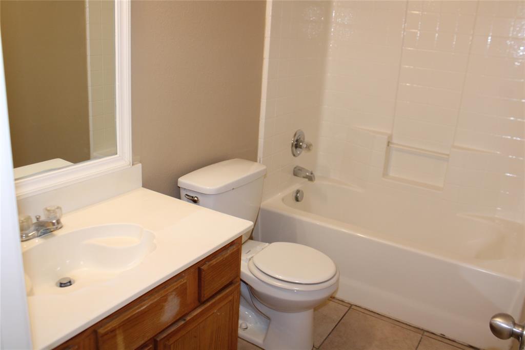 2136 Coelum Court Dallas, TX 75253 - Photo 12 of 29 a bathroom with a sink a toilet and bathtub