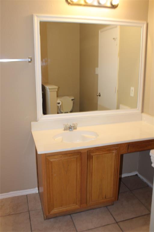 2136 Coelum Court Dallas, TX 75253 - Photo 8 of 29 a bathroom with a sink and a mirror